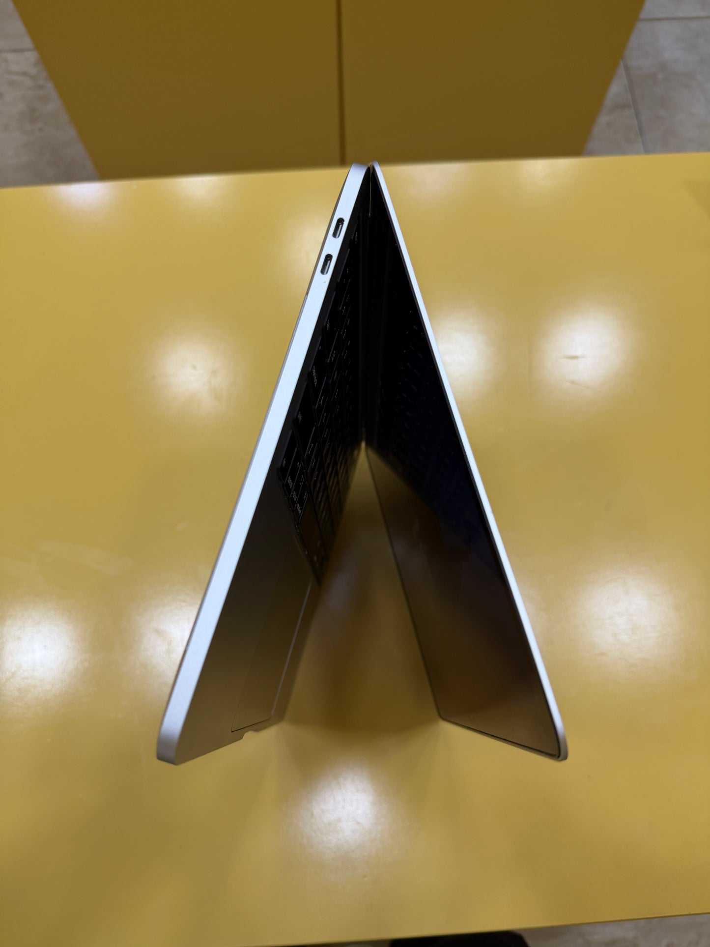 MacBook Pro 2020 "Core i5" (13-inch) (Used)